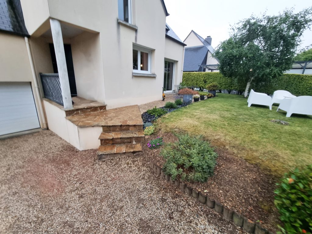 Création paysagère moderne alliant matériaux nobles et lignes épurées.