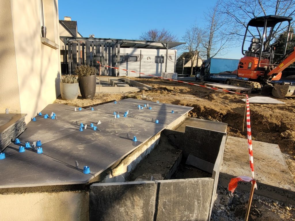 Jardinière intégrée à l’escalier apportant une touche végétale.