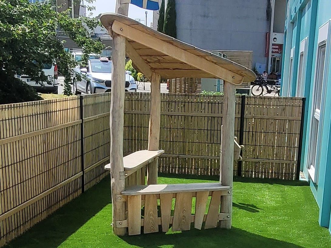 Accès à l’espace de jeux depuis le jardin paysager