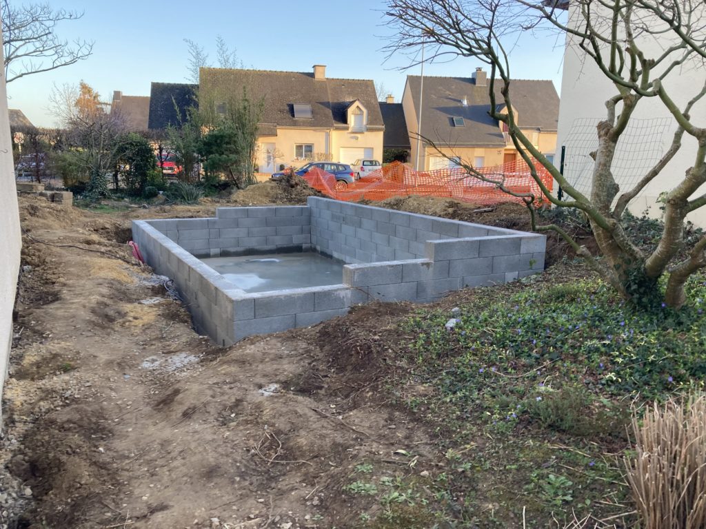fosse et structure parpaing pour intégration de spa de nage