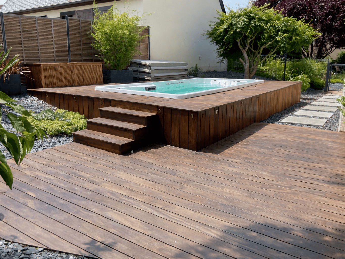 intégration d'un spa de nage et d'une terrasse en bois exotique et pose de clôture