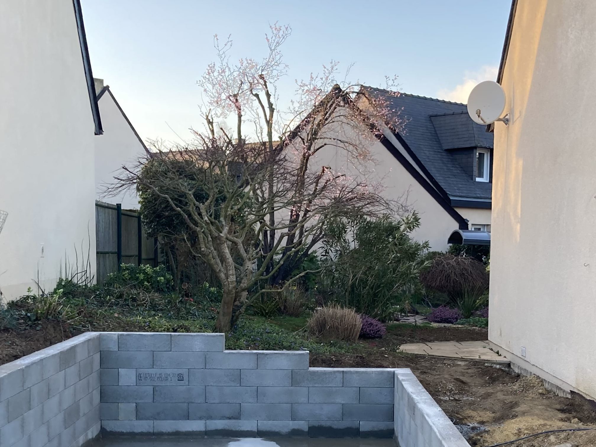 construction de l'ossature en parpaing d'un spa de nage