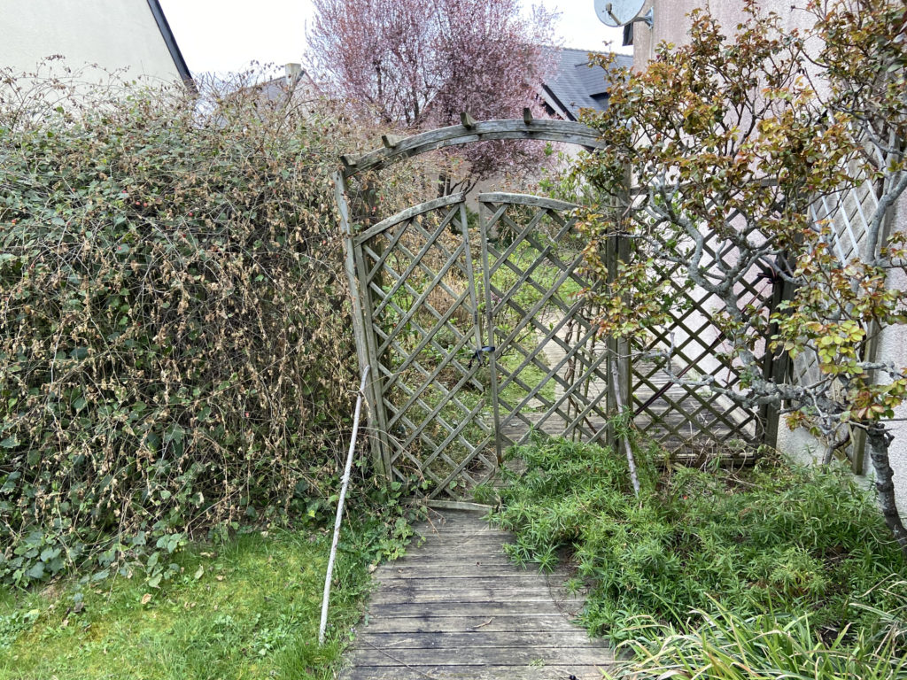 ancienne clôture bois remplacée par une clôture en panneaux rigide alu et portillon