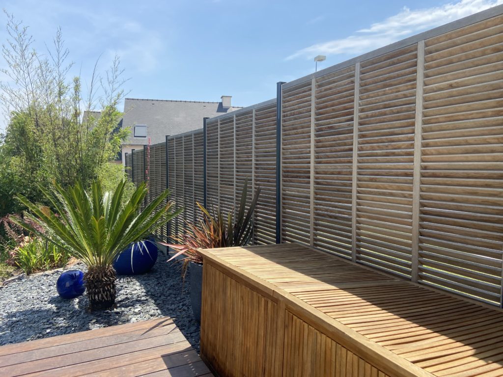 clôture vénitienne en bois exotique et poteaux alu en remplacement d'une haie