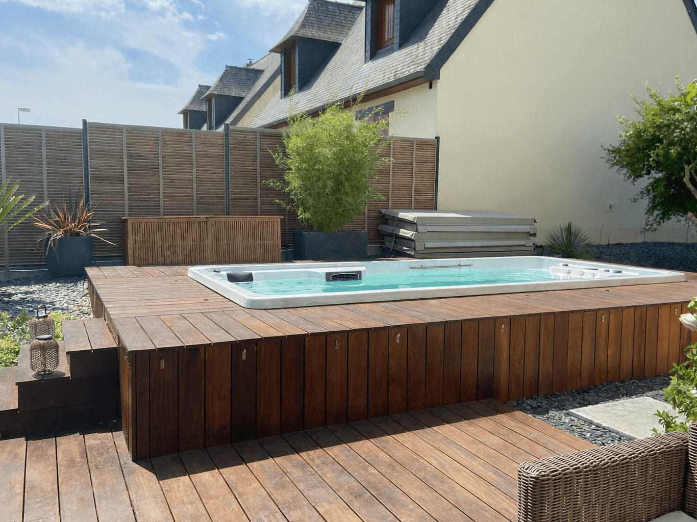 habillage en bois exotique d'un spa de nage surélevé