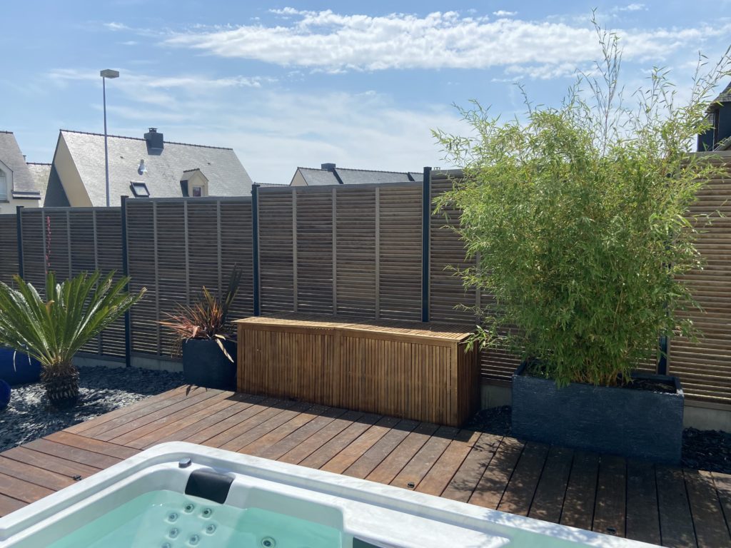 clôture mitoyenne vénitienne en bois exotique