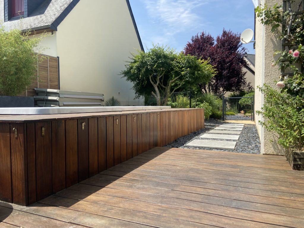 jupe de finition en bois exotique avec allée en granit et portillon aluminium