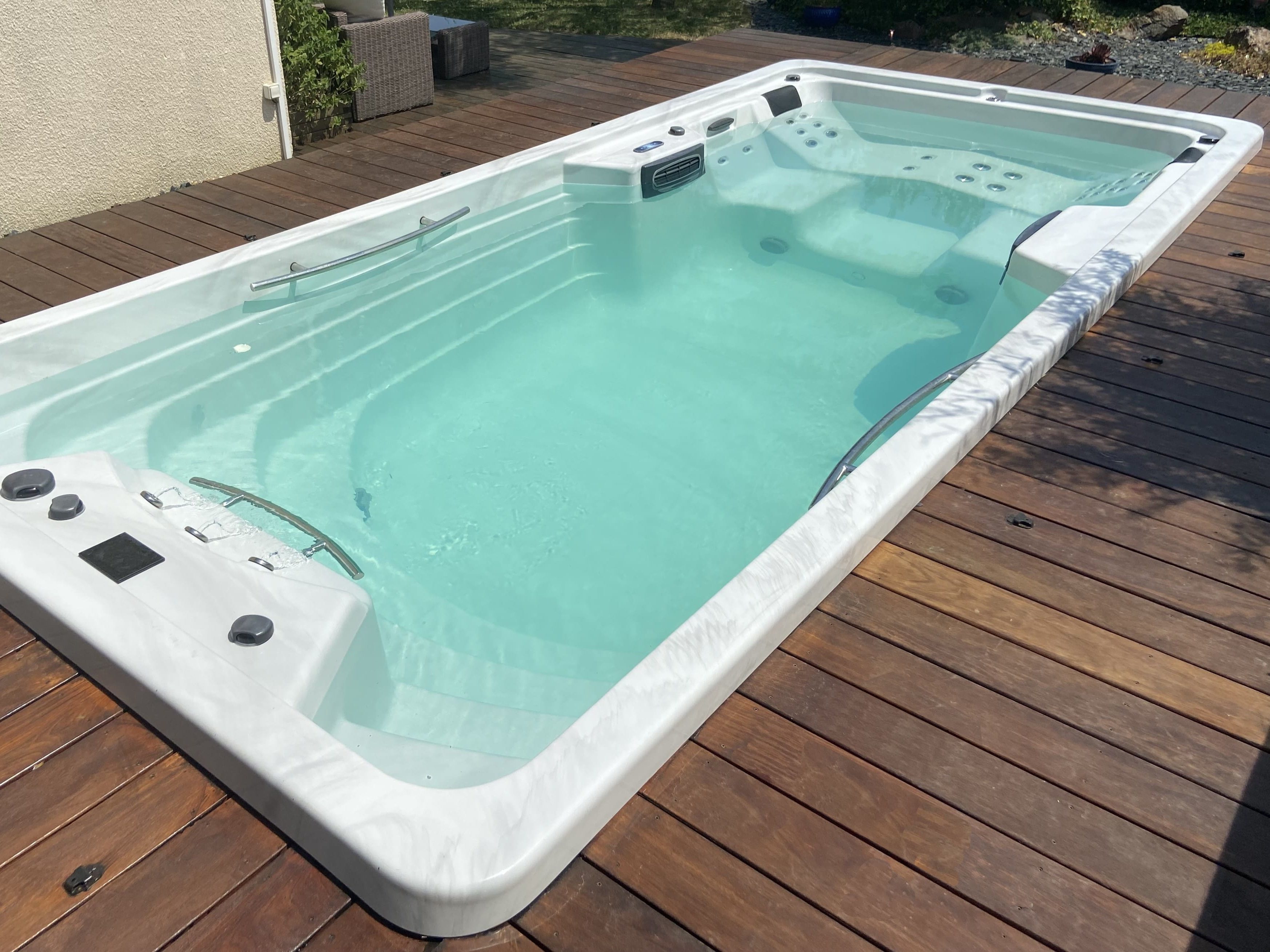 réalisation d'un spa sur mesure avec plages en bois exotique