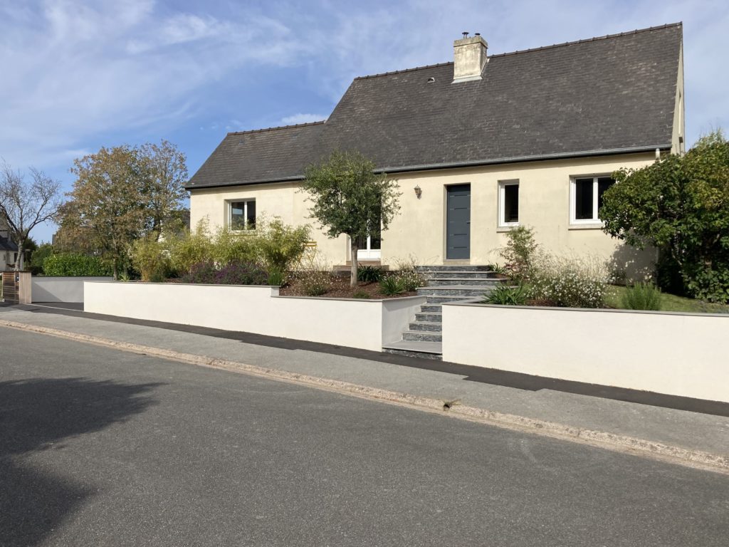 Vue d’ensemble de l’aménagement extérieur d’une entrée de maison à Châteaugiron..
