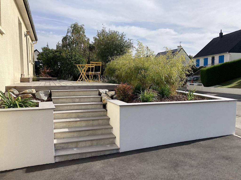 Création d’un escalier secondaire en béton avec revêtement en grès cérame.