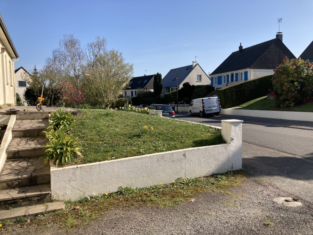 Abords de la maison avant la création des massifs paysagers et l’engazonnement.