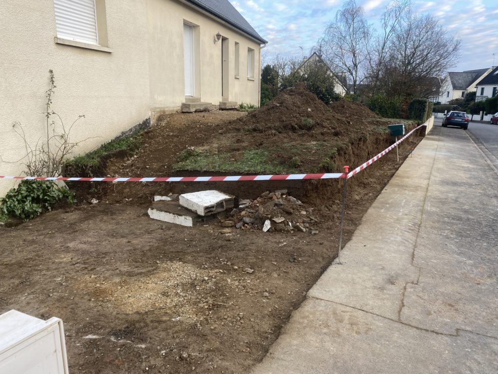 Travaux de terrassement pour préparer l’aménagement extérieur d’une entrée de maison à Châteaugiron.