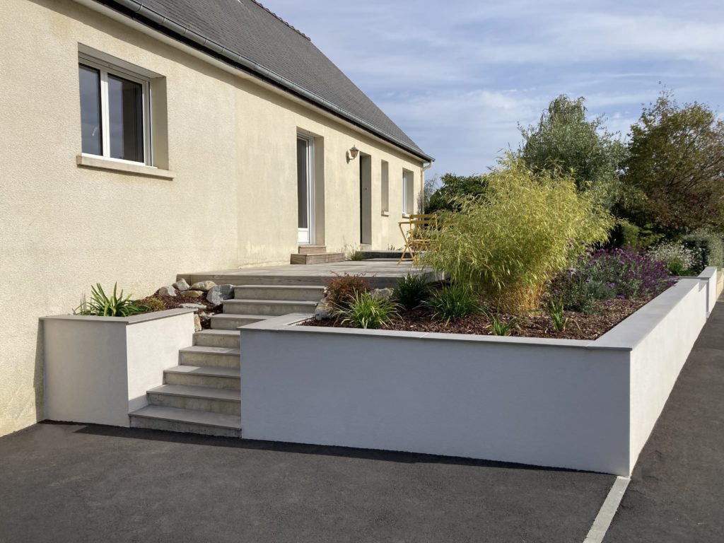 Création d’une terrasse en bois exotique aux abords de la maison.
