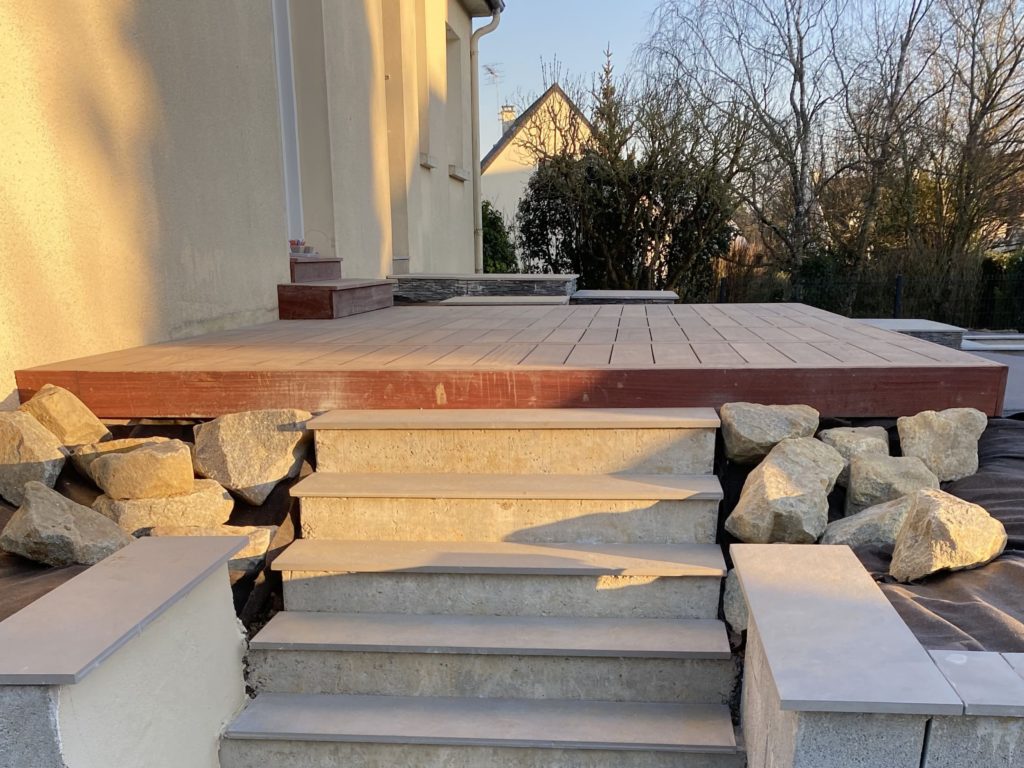 Création d’une terrasse en bois exotique aux abords de la maison.