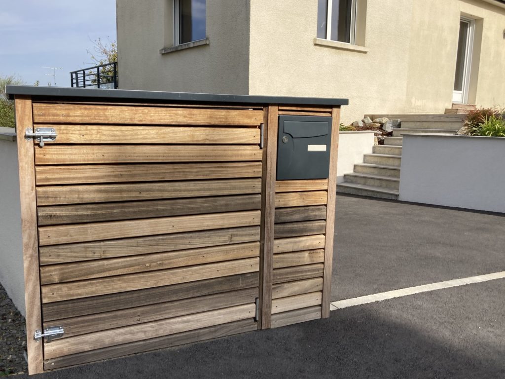 Habillage en bois des coffrets techniques pour une entrée de maison soignée.