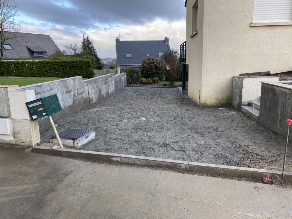 Préparation de la descente de garage avant la mise en œuvre de l’enrobé.