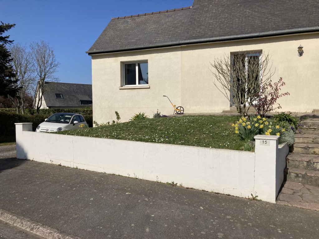 Entrée de maison avant travaux d’aménagement extérieur à Châteaugiron.