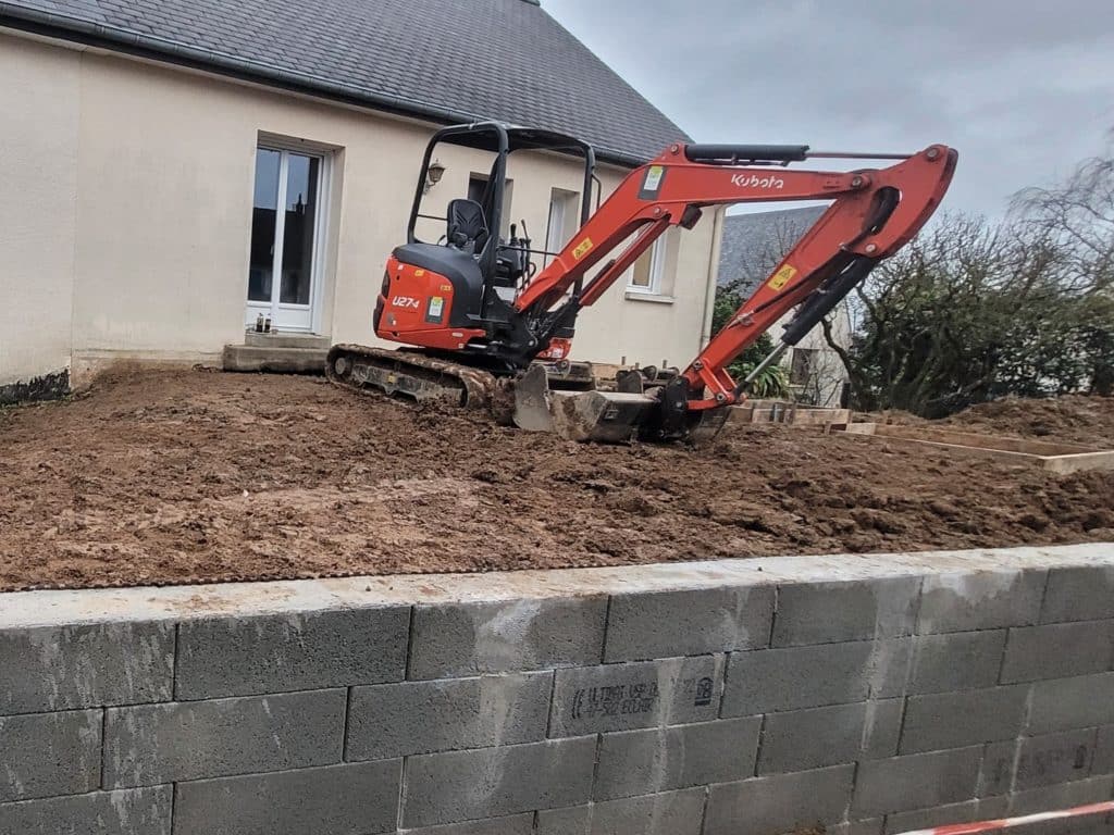 Création d’un mur de clôture en parpaings pour délimiter une propriété.
