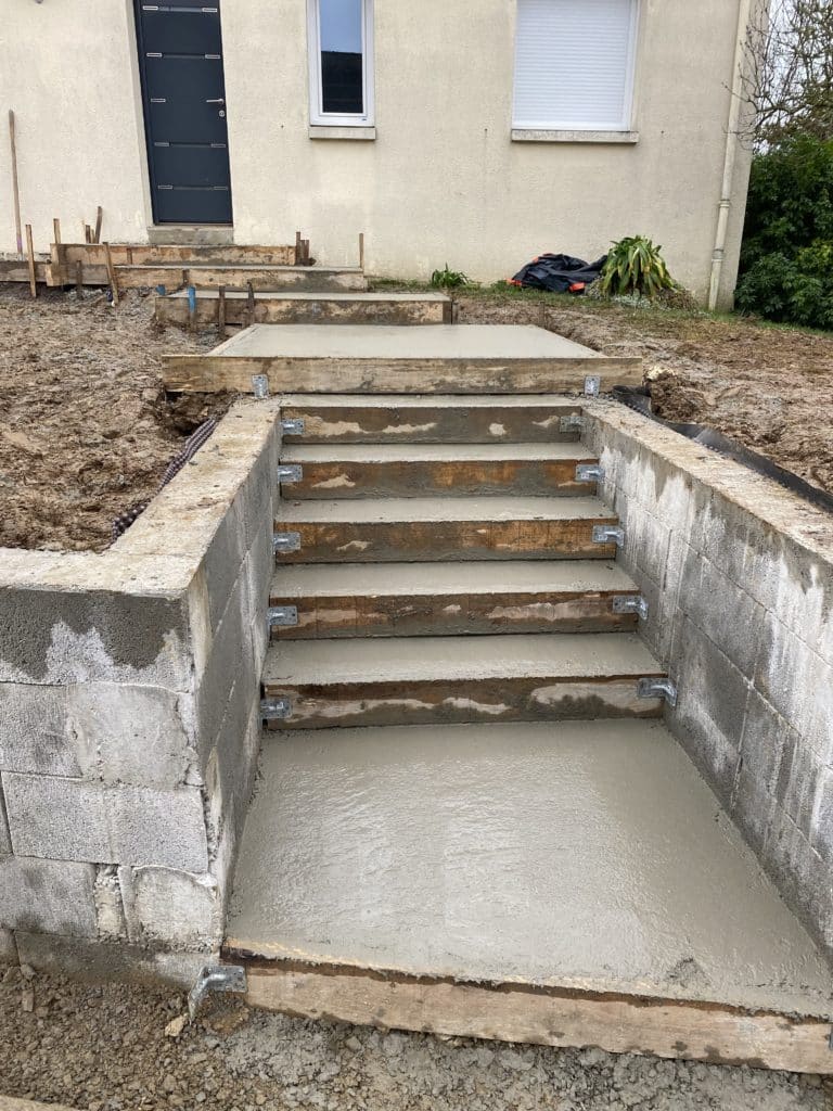 Préparation des marches avant la pose du grès cérame sur l’escalier extérieur.