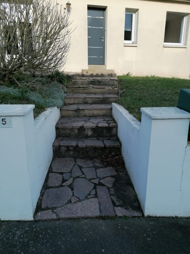 Ancienne entrée de propriété avant la rénovation des accès extérieurs.